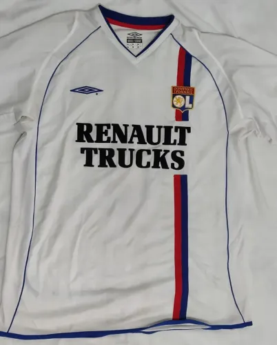 Camisa Olympique Lyonnais Branca Clássica Juninho faltando uma letra GG