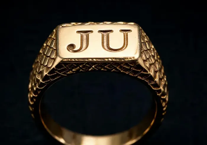 Anel Semijoia Dourada "JU" Personalizado - Unissex / Luxo (Tam P)