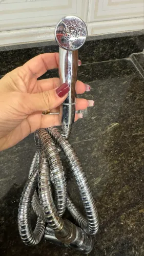 Ducha higiênica cromada acompanha o desviador para vaso com caixa acoplada