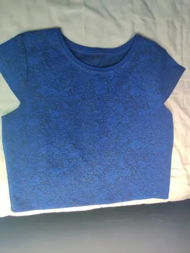 Cropped Azul com Design de Renda Tam P