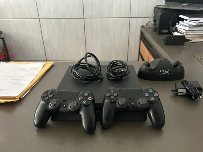 Ps4 slim 1tb dois controles originais, carregador original 1 ano de uso com caixa?