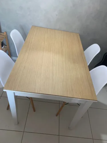 Mesa com tampo de vidro e quatro cadeiras 