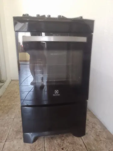 VENDO UM FOGÃO DA MARCA ELETROLUX NOVO