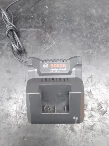 Carregador e bateria 2,0Ah Bosch, produto novo