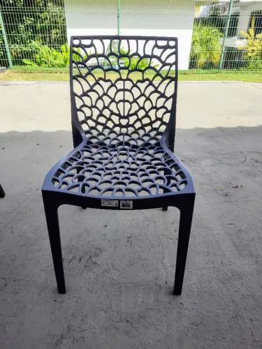 Cadeiras de polipropileno de design vazado monobloco
