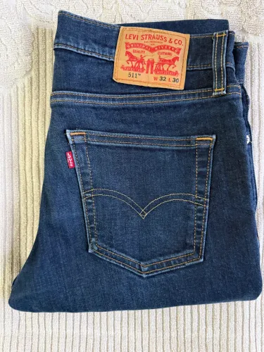 Camisas Zara e calça Levis