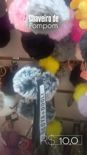 Chaveiro de pom pom pelúcia