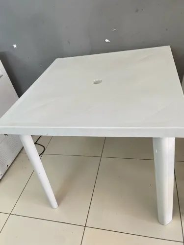 2 mesas de plástico