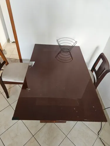 Mesa de jantar com tampo de vidro + 2 cadeiras estofadas