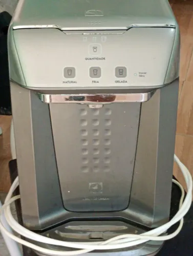 Bebedor de água Eletrolux automático.
