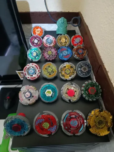 COLEÇÃO BEYBLADE METAL FIGTH - EXCELENTE ESTADO