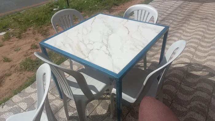 Mesa resistente em porcelanato
