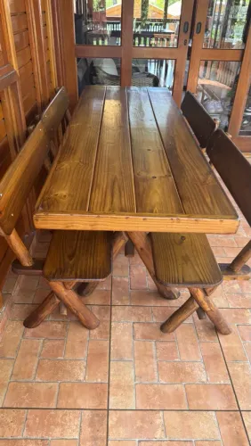 Mesa de madeira maciça