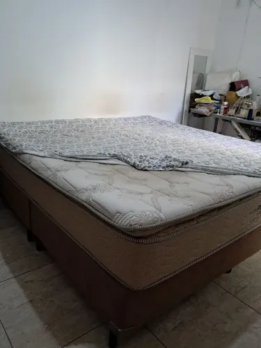 Vendo cama box casal, medida 2mt por 2,05 . Ela e bem grande .
