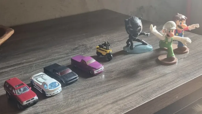VENDO COLEÇÃO PEQUENA DE CARRINHOS HOT WHEELS E BONECOS