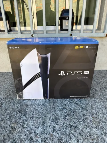 Caixa de PlayStation 5 pro, com luva, berço e manuais.
