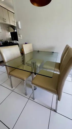 VENDE-SE mesa com 4 cadeiras