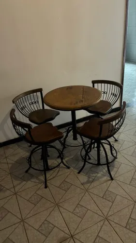 mesa e cadeira de ferro e madeira