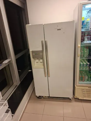 Geladeira Brastemp Side by Side 2 Portas ,  sem detalhes , água na porta , refrigerador 
