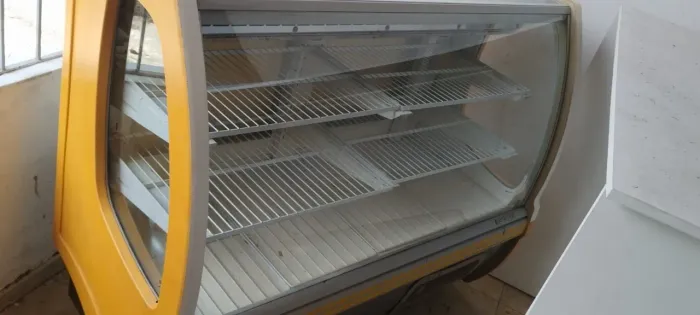 Vendo 2 Vitrines Expositoras - Quente e Refrigerada
