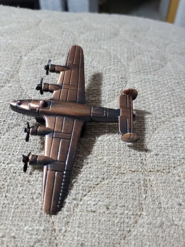 Miniatura colecionável em metal: avião de guerra