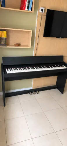 Piano Digital Roland F107-BKX | Seminovo | 88 Teclas