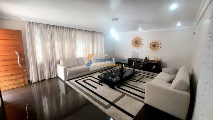 Casa de 03 pavimentos com piscina, jardim de inverno, sauna, área gourmet e todo o piso em