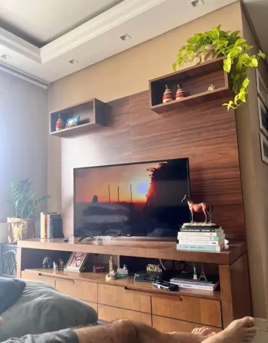 Painel para TV com Rack 1,76 m + Prateleiras + Lareira Ecológica + Planta