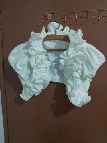 Bolero branco com babados e flores 3D carmmane vintage y2k