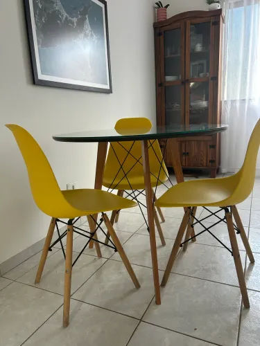 Mesa com 3 cadeiras c/ tampo de vidro 