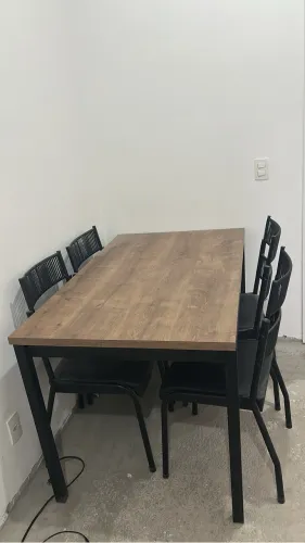 Mesa com 4 cadeiras 