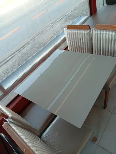 Mesa com 4 cadeiras nova