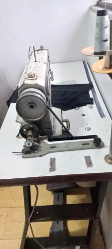 Máquina de costura reta