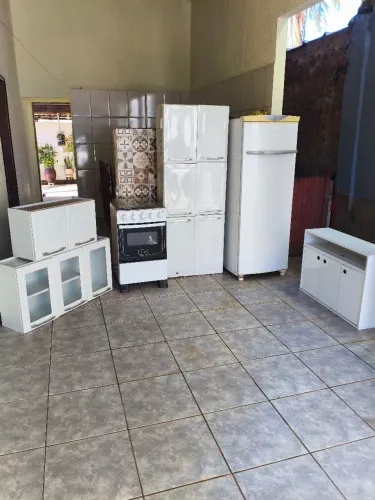 Geladeira, armário e fogão, cozinha completa.