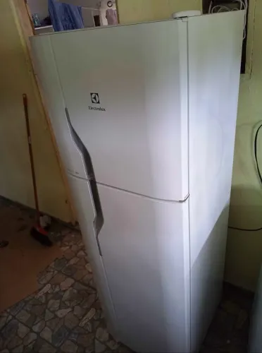 ? VENDE-SE GELADEIRA ELECTROLUX ?