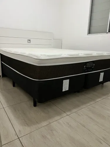Linda cama Queen com suporte/base, ideal para quem busca conforto e praticidade.