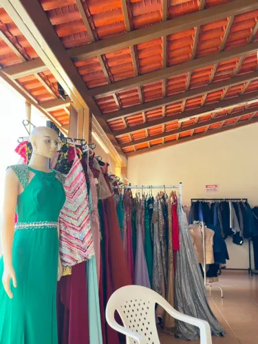 Venda de lotes e vestidos de festa e ternos