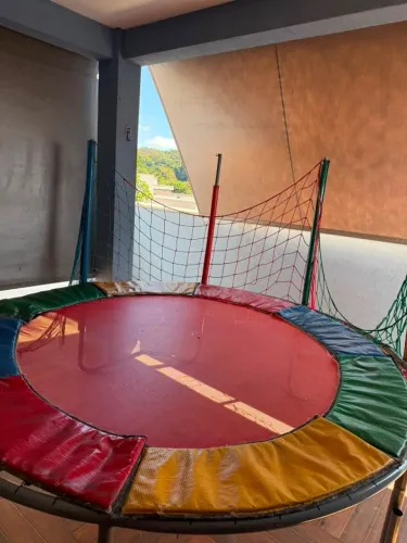 Cama Elástica 2,20 m - Estrutura em Bom Estado