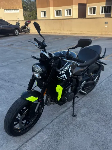 Triumph trident 660 2024 (versão rara jet black)