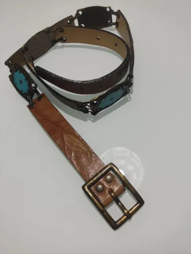 Cinto de couro caramelo com detalhes em metal azul