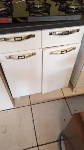 BALCÃO DE COZINHA COM ARMARIO MUITO CONSERVADO
