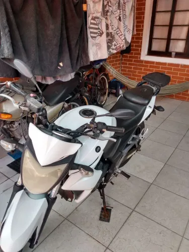Possui detalhes