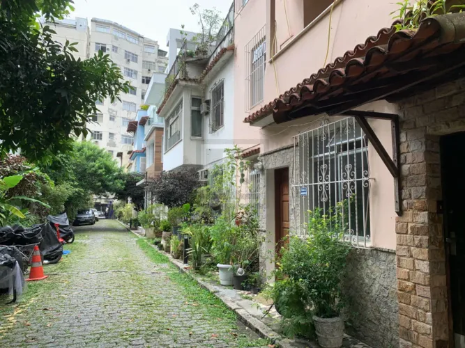 Humaitá - Vila fechada - Apartamento tipo casa reformado - Sala com piso em cerâmica - 3 q