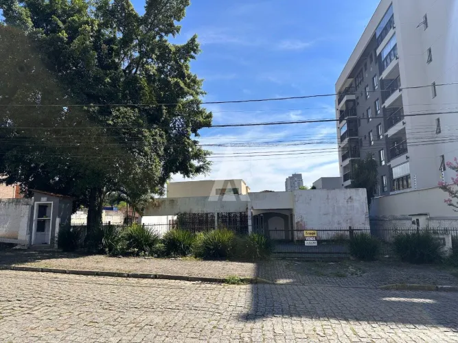 Terreno com 900m² à venda no bairro Anita Garibaldi em Joinville-SC por R$1.180.000,00.