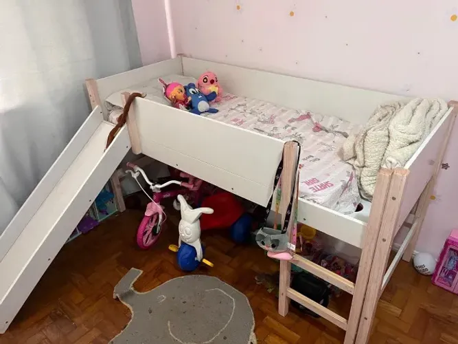 Cama Infantil com Escorregador Tok&Stok - Meia Altura com Escada - Seminova