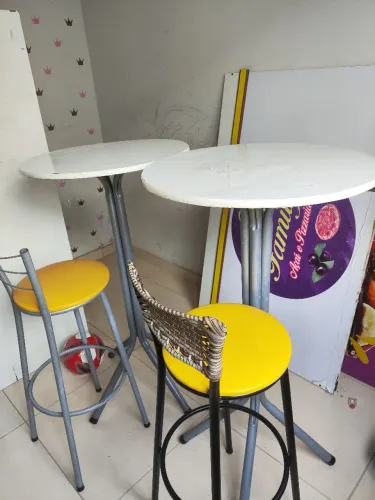 Conjunto mesa e cadeira