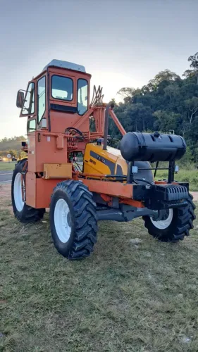 Carregadeira de cana Valtra 4x4 implemento Santal ano 2013