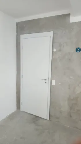 Porta branca completa com trinco e batende (2,10 x 0,82)