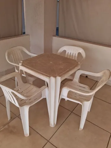 Mesa de plástico usada com avarias