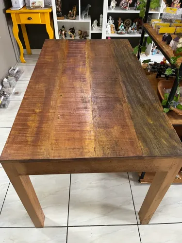Mesa de madeira rústica 